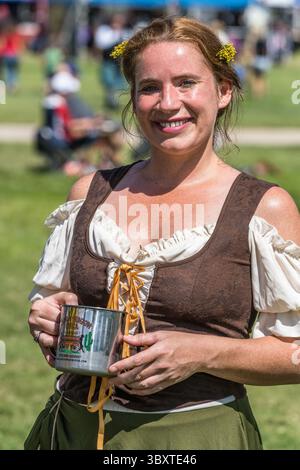 18. September 2021, Moab, Utah, Vereinigte Staaten: Eine Frau, die als Mädchen in historischen Kostümen bei einem schottischen Festival in Moab, Utah, gekleidet ist. (Kreditbild: © Jon G. Fuller/VW Pics via ZUMA Press Wire) Stockfoto