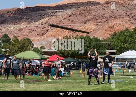 18. September 2021, Moab, Utah, Vereinigte Staaten: Ein Wettbewerber wirft den Kaber bei einem Wettbewerb auf einem schottischen Festival in Utah. (Kreditbild: © Jon G. Fuller/VW Pics via ZUMA Press Wire) Stockfoto