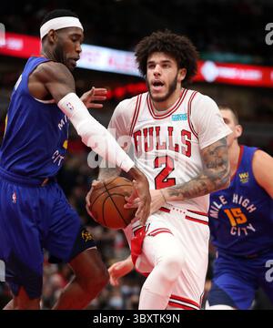8. Dezember 2021: Der Wachmann der Chicago Bulls Lonzo Ball (2) trifft in der ersten Halbzeit am Montag, 6. Dezember 2021 im United Center in Chicago gegen den Denver Nuggets Stürmer will Barton (5). (Bild: © Brian Cassella/Chicago Tribune/TNS via ZUMA Press Wire) Stockfoto