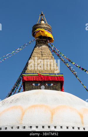 April 2013, Kathmandu, Provinz Bagmati, Nepal: Die Kuppel, Harmika und Turm der Boudhanath Stupa mit Gebetsfahnen und den allsehenden Augen Buddhas. Kathmandu, Nepal. (Kreditbild: © Jon G. Fuller/VW Pics via ZUMA Press Wire) Stockfoto