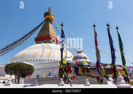 April 2013, Kathmandu, Provinz Bagmati, Nepal: Die Kuppel, Harmika und Turm der Boudhanath Stupa mit Gebetsfahnen und den allsehenden Augen Buddhas. Kathmandu, Nepal. (Kreditbild: © Jon G. Fuller/VW Pics via ZUMA Press Wire) Stockfoto