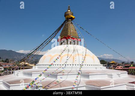 April 2013, Kathmandu, Provinz Bagmati, Nepal: Die Kuppel, Harmika und Turm der Boudhanath Stupa mit Gebetsfahnen und den allsehenden Augen Buddhas. Kathmandu, Nepal. (Kreditbild: © Jon G. Fuller/VW Pics via ZUMA Press Wire) Stockfoto