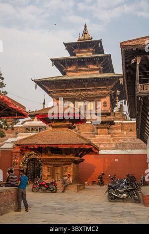 8. April 2013, Kathmandu, Provinz Bagmati, Nepal: Der Taleju-Tempel erhebt sich hinter einem kleineren Schrein auf dem Durbar Square, Kathamandu, Nepal. (Kreditbild: © Jon G. Fuller/VW Pics via ZUMA Press Wire) Stockfoto