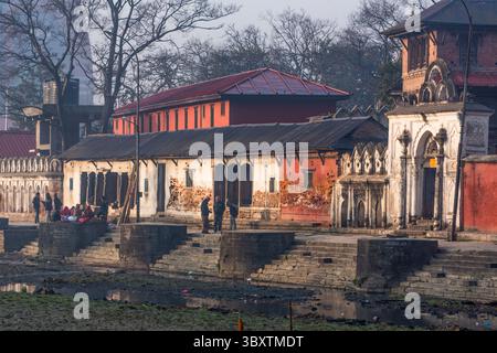 10. Februar 2015, Kathmandu, Provinz Bagmati, Nepal: Menschen auf der anderen Seite des stark verschmutzten Flusses Bagmati im Tempelkomplex Pashupatinath in Kathmandu, Nepal, am frühen Morgen. (Kreditbild: © Jon G. Fuller/VW Pics via ZUMA Press Wire) Stockfoto