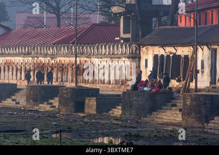 10. Februar 2015, Kathmandu, Provinz Bagmati, Nepal: Menschen auf der anderen Seite des stark verschmutzten Flusses Bagmati im Tempelkomplex Pashupatinath in Kathmandu, Nepal, am frühen Morgen. (Kreditbild: © Jon G. Fuller/VW Pics via ZUMA Press Wire) Stockfoto