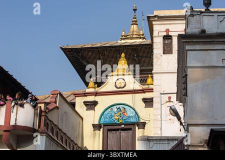 10. Februar 2015, Kathmandu, Provinz Bagmati, Nepal: Der östliche Eingang zum Haupttempel im Pashupatinath Hindu-Tempelkomplex in Kathmandu, Nepal. Über dem Eingang befindet sich ein gemaltes Flachrelief von Lord Shiva und seiner Gemahlin Parvati. Ein Tempelaffe sitzt oben auf dem Tor. (Kreditbild: © Jon G. Fuller/VW Pics via ZUMA Press Wire) Stockfoto