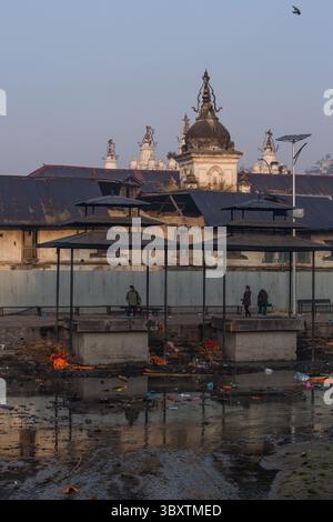 10. Februar 2015, Kathmandu, Provinz Bagmati, Nepal: Pancha Dewal Tempel über den verschmutzten Bagmati Fluss. Pashupatinath Hindu Tempelkomplex in Kathmandu, Nepal. Zwei Einäschungsplattformen sind vorne. (Kreditbild: © Jon G. Fuller/VW Pics via ZUMA Press Wire) Stockfoto