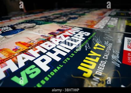 San Diego, Ca, Usa. Juli 2025. SAN DIEGO, CA - 16. JULI: Figtht-Kartentreffen im Käfig für einen 3-Runden-Kampf bei TuffNuff 146 - Shahbazyan vs Phillips am Observatory North Park am 16. Juli 2025 in San Diego, CA (Foto: Louis Grasse/TuffNUff) Credit: PX Images/Alamy Live News Stockfoto