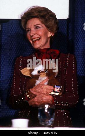 1984, Washington, DC, USA: NANCY REAGAN lächelt, während er ein Gremlins-Plüschtier bei einer Veranstaltung in Washington hält. (Kreditbild: © Brad Markel/ZUMA Press Wire) Stockfoto