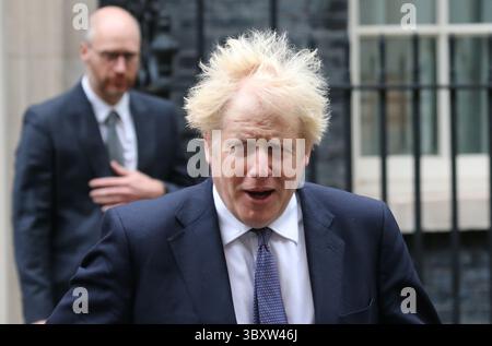 13. Oktober 2020, London, England, Vereinigtes Königreich: Der britische Premierminister BORIS JOHNSON verlässt die Downing Street 10, um die Kabinettssitzung bei FCO zu leiten. (Bild: © Tayfun Salci/ZUMA Press Wire) Stockfoto