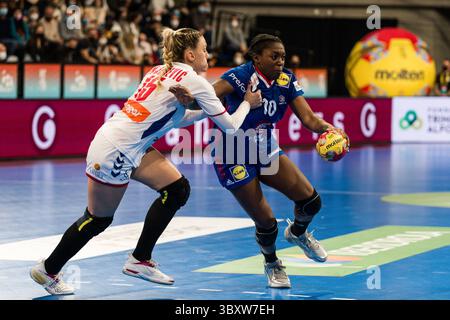 11. Dezember 2021, Granollers, Barcelona, Spanien: Grace Zaadi Deuna von Frankreich im Kampf gegen Andela Janjusevic von Serbien beim 25. Spiel der IHF-Frauen-Weltmeisterschaft 2021 in der Hauptrunde III zwischen Serbien und Frankreich im Palau d’Esports de Granollers am 11. Dezember 2021 in Granollers, Barcelona, Spanien. (Foto: © Javier Borrego/AFP7 via ZUMA Press Wire) Stockfoto