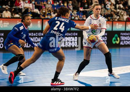 11. Dezember 2021, Granollers, Barcelona, Spanien: Andela Janjusevic von Serbien im Einsatz beim 25. Spiel der IHF-Frauen-Weltmeisterschaft 2021 in der Hauptrunde III zwischen Serbien und Frankreich im Palau d’Esports de Granollers am 11. Dezember 2021 in Granollers, Barcelona, Spanien. (Foto: © Javier Borrego/AFP7 via ZUMA Press Wire) Stockfoto