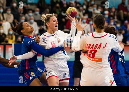11. Dezember 2021, Granollers, Barcelona, Spanien: Andela Janjusevic von Serbien kämpft um den Ball mit Allison Pineau von Frankreich während des 25. IHF Frauen-Weltmeisterschaft 2021 Main Round III Spiel zwischen Serbien und Frankreich im Palau d’Esports de Granollers 2021, Barcelona, Spanien. (Foto: © Javier Borrego/AFP7 via ZUMA Press Wire) Stockfoto