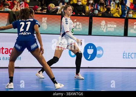 11. Dezember 2021, Granollers, Barcelona, Spanien: Andela Janjusevic von Serbien im Einsatz beim 25. Spiel der IHF-Frauen-Weltmeisterschaft 2021 in der Hauptrunde III zwischen Serbien und Frankreich im Palau d’Esports de Granollers am 11. Dezember 2021 in Granollers, Barcelona, Spanien. (Foto: © Javier Borrego/AFP7 via ZUMA Press Wire) Stockfoto