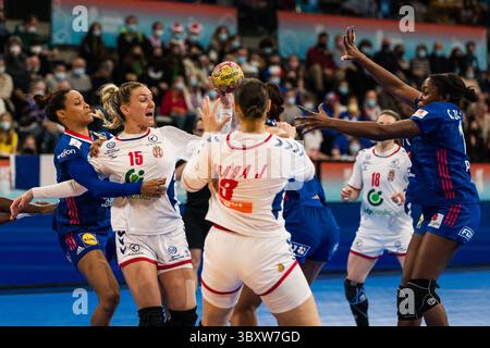 11. Dezember 2021, Granollers, Barcelona, Spanien: Andela Janjusevic von Serbien im Kampf gegen Allison Pineau von Frankreich während des 25. IHF Frauen-Weltmeisterschaft 2021 Hauptrunde III Spiel zwischen Serbien und Frankreich im Palau d’Esports de Granollers am 11. Dezember 2021 in Granollers, Barcelona, Spanien. (Foto: © Javier Borrego/AFP7 via ZUMA Press Wire) Stockfoto