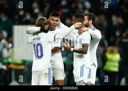 12. Dezember 2021, MADRID, SPANIEN: Carlos Henrique Casemiro, Luka Modric, David Alaba und Nacho Fernandez von Real Madrid feiert den Sieg während der spanischen Liga La Liga Santander, einem Fußballspiel zwischen Real Madrid und Atletico de Madrid am 12. Dezember 2021 im Santiago Bernabeu Stadion in Madrid. (Kreditbild: © Oscar J. Barroso/AFP7 via ZUMA Press Wire) Stockfoto