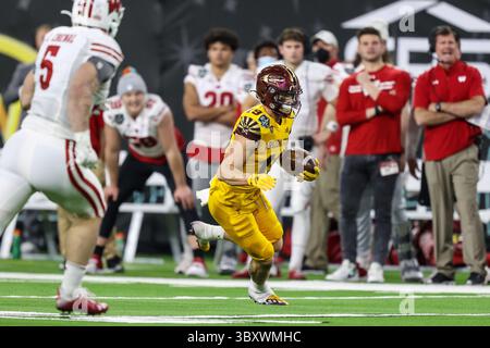 30. Dezember 2021: Ricky Pearsall (19) der Arizona State Sun Devils spielt mit dem Ball während des SRS Distribution Las Vegas Bowl mit den Wisconsin Badgers und den Arizona State Sun Devils im Allegiant Stadium in Las Vegas, NV. Die Wisconsin Badgers führen die Arizona State Sun Devils 20 zu 6 in der Halbzeit an. Christopher Trim/CSM(Kreditbild: &Copy; Christopher Trim/CSM via ZUMA Wire) Stockfoto