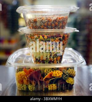 FEBRUAR 2004 - USA - KRT US NEWS STORY SLUGGED: ENV-SCI-CORNPLASTIC KRT FOTO VON KEVIN MANNING/ST. LOUIS POST-DISPATCH (19. Februar) diese Kunststoffbehälter, die in einem Feinkostgeschäft in St. Louis, Missouri, gezeigt werden, sehen aus wie normale Behälter, sind aber umweltfreundlicher, da sie aus Mais hergestellt werden. (gsb) 2004 (Bild: © Kevin Manning/St Louis Post-Dispatch via ZUMA Press Wire) Stockfoto