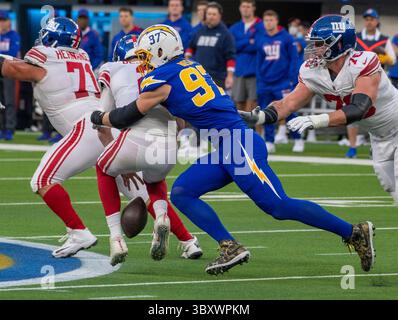 12. Dezember 2021, Inglewood, Kalifornien, USA: Los Angeles Chargers Defensive End Joey Bosa (97) zwingt einen Fumble, während er New York Giants Quarterback Mike Glennon (2) während der zweiten Hälfte eines Spiels zwischen den Los Angeles Chargers und den New York Giants im SoFi Stadium in Inglewood CA, Sonntag, 12. Dezember 2021 (Credit Image: © Michael Goulding/ZUMA Press Wire) Stockfoto