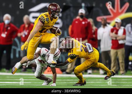 30. Dezember 2021: Ricky Pearsall (19) springt während des SRS Distribution Las Vegas Bowl mit den Wisconsin Badgers und den Arizona State Sun Devils im Allegiant Stadium in Las Vegas über einen Verteidiger. Die Wisconsin Badgers besiegten die Arizona State Sun Devils mit 20 zu 13. Christopher Trim/CSM(Kreditbild: &Copy; Christopher Trim/CSM via ZUMA Wire) Stockfoto