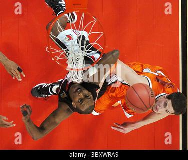 2. APRIL 2005 – USA – KRT SPORTS STORY SLUGGED: FINALFOUR KRT FOTO VON PATRICK SCHNEIDER/CHARLOTTE OBSERVER (2. APRIL) ST. LOUIS, MO – James Augustine und Otis George aus Louisville aus Illinois beobachten den Rückzug, als die Illinois Fighting Illini die Louisville Cardinals 72-57 im Halbfinalspiel des NCAA Final Four Basketballturniers der Männer am Samstag, den 2. April 2005 in St. Louis, Missouri besiegten. (lde) 2005 (Credit Image: © Patrick Schneider/St Louis Post-Dispatch via ZUMA Press Wire) Stockfoto