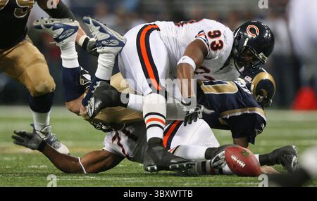 11. Dezember 2006 – USA – Chicago Bears Defensive End Adewale Ogunleye (93) erreicht am Montag, den 11. Dezember 2006, einen losen Ball, den St. Louis Rams Quarterback Marc Bulger (Mitte) im zweiten Quartal im Edward Jones Dome in St. Louis, Missouri fummelte. (Chris Lee/St. Louis Post-Dispatch/MCT) (Credit Image: © Chris Lee/St Louis Post-Dispatch via ZUMA Press Wire) Stockfoto