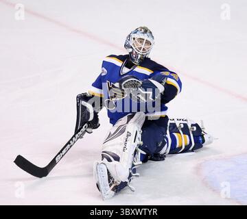 4. Januar 2007 – USA – Manny Legace, Torwart der St. Louis Blues, verfolgt den Puck, nachdem er in der ersten Phase des Spiels zwischen den St. Louis Blues und den Chicago Blackhawks im Scottrade Center in St. Louis, Missouri, am Donnerstag, 4. Januar 2007 geschossen wurde. (Chris Lee/St. Louis Post-Dispatch/MCT) (Credit Image: © Chris Lee/St Louis Post-Dispatch via ZUMA Press Wire) Stockfoto