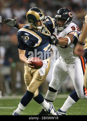 11. Dezember 2006 – USA – St. Louis Rams Quarterback Marc Bulger wird von Chicago Bears Defensive End Adewale Ogunleye wegen einer sechs-Yard-Niederlage im zweiten Quartal im Edward Jones Dome in St. Louis, Missouri, am Montag, 11. Dezember 2006 entlassen. (Chris Lee/St. Louis Post-Dispatch/MCT) (Credit Image: © Chris Lee/St Louis Post-Dispatch via ZUMA Press Wire) Stockfoto