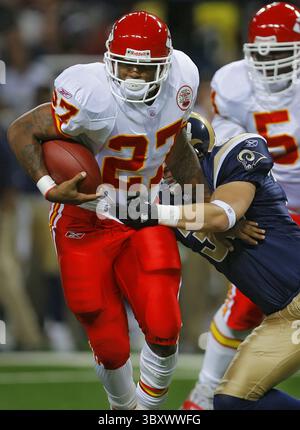30. August 2007 – USA – Kansas City Chiefs Running Back Larry Johnson lehnt sich nach einer Extraportion zurück, bevor er am Donnerstag, den 30. August 2007, im Edward Jones Dome in St. Louis, Missouri, in der ersten Hälfte des NFL-Vorsaisonfußballs von St. Louis Rams (Mitte) angegriffen wird. (David Eulitt/Kansas City Star/MCT) (Bild: © David Eulitt/St Louis Post-Dispatch via ZUMA Press Wire) Stockfoto