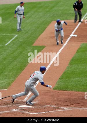 16. September 2007 – USA – Ronny Cedeno der Chicago Cubs trifft eine Single, um in Craig Monroe (oben rechts) vom dritten Platz zu fahren und einen dritten Inning gegen die St. Louis Cardinals zu absolvieren. Die Cubs besiegten die Cardinals im Busch Stadium in St. Louis, Missouri, am Sonntag, den 16. September 2007. (Chris Lee/St. Louis Post-Dispatch/MCT) (Credit Image: © Chris Lee/St Louis Post-Dispatch via ZUMA Press Wire) Stockfoto