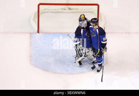 8. Januar 2008: Manny Legace, Torhüter der St. Louis Blues, wird am Ende eines Spiels, in dem er einen Blues-Rekord für gepunktete Minuten aufstellte, von seinem Teamkollegen Brad Boyes (rechts) gratuliert. Die St. Louis Blues nahmen am 8. Januar 2008 die Columbus Blue Jackets im Scottrade Center in St. Louis an. (Chris Lee/St. Louis Post-Dispatch/MCT) (Credit Image: © Chris Lee/St Louis Post-Dispatch via ZUMA Press Wire) Stockfoto