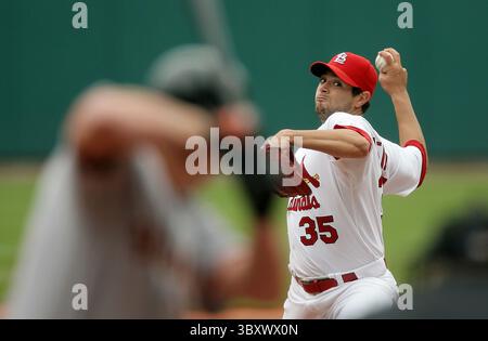 19. April 2008: Der Pitcher Joel Pineiro, der von den St. Louis Cardinals gestartet wird, arbeitet während des Spiels gegen die San Francisco Giants. Die Giants besiegten die Cardinals mit 3:0, am Samstag, den 19. April 2008, im Busch Stadium in St. Louis, Missouri. (Chris Lee/St. Louis Post-Dispatch/MCT) (Credit Image: © Chris Lee/St Louis Post-Dispatch via ZUMA Press Wire) Stockfoto