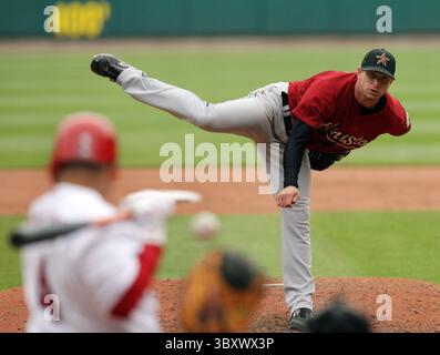 27. April 2008: Yadier Molina von St. Louis Cardinals (vorne links) zieht sich im fünften Inning von einem inneren Pitch von Houston Astros Pitcher Brandon Backe ab, nachdem vier Runs gegen Backe getroffen wurden. Molina hat sich auf dem Spielfeld beleidigt und die Bänke wurden geräumt. Die Cardinals besiegten die Astros im Busch Stadium in St. Louis, Missouri am Sonntag, den 27. April 2008. (Chris Lee/St. Louis Post-Dispatch/MCT) (Credit Image: © Chris Lee/St Louis Post-Dispatch via ZUMA Press Wire) Stockfoto