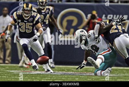 30. November 2008: Miami Dolphins Tight End David Martin macht einen Fumble, als St. Louis Rams Safety Todd Johnson sich darauf vorbereitet, den Ball im dritten Quartal zurückzuholen. Die Dolphins besiegten die Rams 16:12, am Sonntag, den 30. November 2008, im Edward Jones Dome in St. Louis, Missouri. (Charles Trainor Jr./Miami Herald/MCT) (Kreditbild: © Charles Trainor Jr/St Louis Post-Dispatch via ZUMA Press Wire) Stockfoto