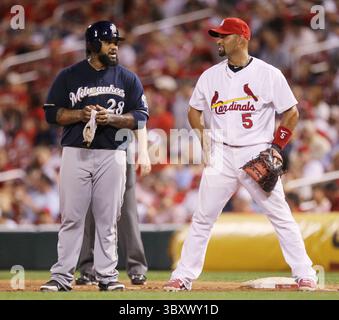 9. August 2011 – St. Louis, MO, USA – der Prinz Fielder der Milwaukee Brewers, links, spricht mit dem ersten Baseman Albert Pujols von St. Louis Cardinals, nachdem er am Dienstag, den 9. August 2011 im Busch Stadium in St. Louis, Missouri im 10. Inning gesungen hatte. Fielder kam später, um einen Versicherungslauf zu erzielen, als Milwaukee mit 5:3, in 10 Innings gewann. (Foto: © Chris Lee/St Louis Post-Dispatch via ZUMA Press Wire) Stockfoto