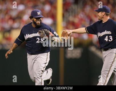10. August 2011 - St Louis, MO, USA - Milwaukee Brewers erster Baseman Prince Fielder, links, wird von Pitcher Randy Wolf gratuliert, nachdem Fielder am Mittwoch, den 10. August 2011, den vierten Inning von Ryan Theriot von den St. Louis Cardinals im Busch Stadium in St. Louis, Missouri beendet hatte. Milwaukee besiegte St. Louis mit 5:1. (Foto: © Chris Lee/St Louis Post-Dispatch via ZUMA Press Wire) Stockfoto