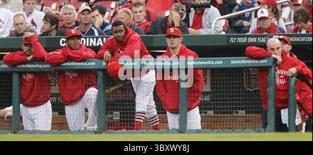 22. September 2011 - St. Louis, MO, USA - Spieler und Mitarbeiter der St. Louis Cardinals beobachten das Finale am Ende des neunten Inning aus dem Dugout während des Spiels gegen die New York Mets. Die Mets besiegten die Cardinals im Busch Stadium in St. Louis, Missouri am Donnerstag, den 22. September 2011. (Foto: © Chris Lee/St Louis Post-Dispatch via ZUMA Press Wire) Stockfoto