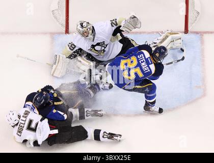 24. Januar 2012: St. Louis, MO, USA – Torwart Marc-Andre Fleury, der sich am Dienstag, den 24. Januar 2012 im Scottrade Center in St. Louis, Missouri gegen einen Schuss von Chris Stewart (25) der St. Louis Blues verteidigt. Die Pinguine haben bei einem Schießerei mit 3:2 gewonnen. (Foto: © Chris Lee/St Louis Post-Dispatch via ZUMA Press Wire) Stockfoto
