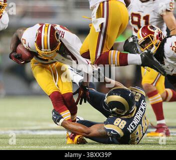 16. September 2012 - St Louis, MO, USA - Rams Tight End Lance Kendricks versucht, Washington Cornerback DeAngelo Hall zu stürzen, nachdem Hall einen Fumble von Rams Running Back Daryl Richardson in einem Spiel zwischen den St. Louis Rams und den Washington Redskins am Sonntag, den 16. September 2012 im Edward Jones Dome in St. Louis, Missouri, gefunden hatte. (Foto: © Chris Lee/St Louis Post-Dispatch via ZUMA Press Wire) Stockfoto