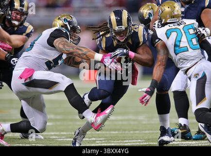6. Oktober 2013 - St. Louis, MO, USA - St. Louis Rams laufen zurück Daryl Richardson rennt in der Mitte und vermeidet im vierten Quartal im Edward Jones Dome in St. Louis, Missouri, einen Tackle von Jason Babin von Jacksonville Jaguars 2013. (Foto: © J.B. Forbes/St Louis Post-Dispatch via ZUMA Press Wire) Stockfoto