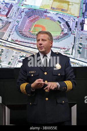 21. Oktober 2013 - St. Louis, MO, USA - Sam Dotson, Polizeichef von St. Louis, hält am 21. Oktober 2013 ein Sicherheitsplanungstreffen im Soldiers' Memorial in der Innenstadt von St. Louis ab. Dotson kündigte die neue Force Investigation Unit nach fast einjährigen Verhandlungen mit der polizeigewerkschaft an. (Foto: © J.B. Forbes/St Louis Post-Dispatch via ZUMA Press Wire) Stockfoto