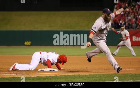 27. Oktober 2013 - St. Louis, MO, USA - Boston Red Sox erster Baseman Mike Napoli hält den Ball in seinem Handschuh, nachdem er den St. Louis Cardinals Pinch-Läufer Kolten Wong bei einem Pick-off-Wurf von Closer Koji Uehara ausgelotet hat, um das 4. Spiel der World Series am Sonntag, 27. Oktober 2013, im Busch Stadium in St. Louis, Missouri, zu beenden. (Foto: © Chris Lee/St Louis Post-Dispatch via ZUMA Press Wire) Stockfoto