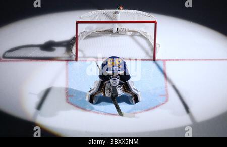 4. März 2014: St. Louis, MO, USA – bei den Spielervorstellungen wird der Torwart Ryan Miller von St. Louis Blues in den Mittelpunkt gestellt. Die Blues sahen sich am Dienstag, den 4. März 2014, im Scottrade Center in St. Louis dem Tampa Bay Lightning gegenüber. Chris Lee/St. Louis Post-Dispatch/MCT) (Credit Image: © Chris Lee/St Louis Post-Dispatch via ZUMA Press Wire) Stockfoto