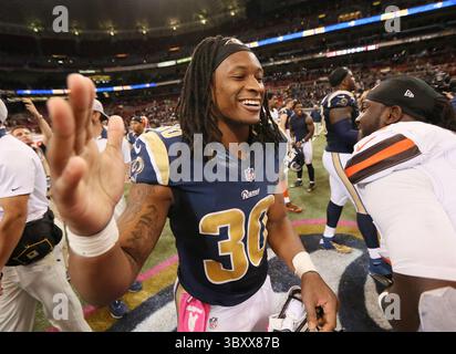 25. Oktober 2015 - St. Louis Rams Running Back Todd Gurley begrüßt den Rookie des gegnerischen Teams Duke Johnson Jr., nicht im Bild, nach einem Spiel zwischen den St. Louis Rams und den Cleveland Browns am Sonntag, den 25. Oktober 2015, im Edward Jones Dome in St. Louis. (Foto: © Chris Lee/St Louis Post-Dispatch via ZUMA Press Wire) Stockfoto