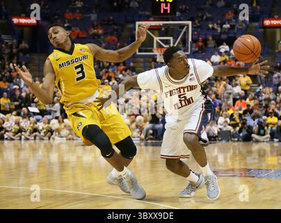 21. Dezember 2016 - St. Louis, MO, USA - die Illinois-Garde Jalen Coleman-Lands, rechts, wird am Mittwoch, 21. Dezember 2016, während des jährlichen Braggin' Rights Game zwischen Missouri und Illinois im Scottrade Center in St. Louis, Mo., von der Missouri-Garde Frankie Hughes in der zweiten Hälfte des Jahres im Scottrade Center in St. Louis, Mo. (Credit Image: © Chris Lee/St Louis Post-Dispatch via ZUMA Press Wire) Stockfoto
