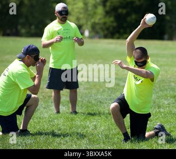 15. Juli 2017: St. Louis, Mo, USA - Corey Brooks, aus Belleville, wirft am Samstag, den 15. Juli 2017, während des 11. Jährlichen Ultimate Beepball Turniers in der Assumption Parish im Süden von St. Louis County einen Piepball in der Luft, um einen Punkt für das Team Cowboy Bee Bots zu erzielen. Die Cowboy Bee Bots verloren im Halbfinale gegen Lighthouse für die Blind 12-7. (Foto: © Morgan Timms/St Louis Post-Dispatch via ZUMA Press Wire) Stockfoto