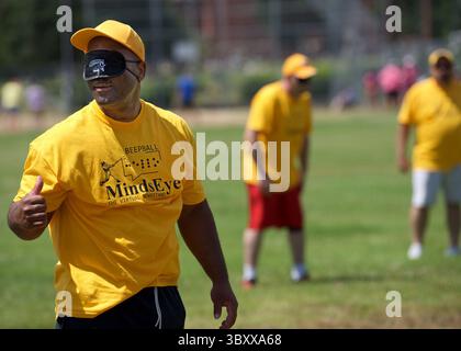 15. Juli 2017: St. Louis, Mo, Vereinigte Staaten - Lighthouse for the Blind Team Mitglied Anthony Easley, aus East St. Louis, gibt am Samstag, 15. Juli 2017, während des 11. Jährlichen Ultimate Beepball Turniers in Assumption Parish im Süden von St. Louis County die Daumen für einen Teamkollegen. (Foto: © Morgan Timms/St Louis Post-Dispatch via ZUMA Press Wire) Stockfoto