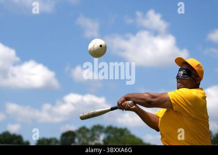 15. Juli 2017: St. Louis, Mo, Vereinigte Staaten - Lighthouse for the Blind Team Anthony Easley aus East St. Louis versucht, einen Piepball zu schlagen, indem er sich am Samstag, 15. Juli 2017, während des 11. Jährlichen Ultimate Beepball Turniers in Assumption Parish im Süden von St. Louis County, anhört. (Foto: © Morgan Timms/St Louis Post-Dispatch via ZUMA Press Wire) Stockfoto