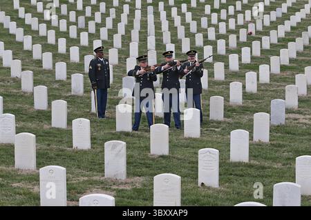 22. März 2018 – St. Louis, MO, USA – am 22. März 2018 Wurde die Gedenkfeier für den Hubschrauberpiloten Reginald Cleve auf dem Jefferson Barracks National Cemetery gefeiert. Reginald Cleves Hubschrauber wurde am 22. März 1971 abgeschossen. Seine Überreste wurden nie gefunden. (Foto: © J.B. Forbes/St Louis Post-Dispatch via ZUMA Press Wire) Stockfoto