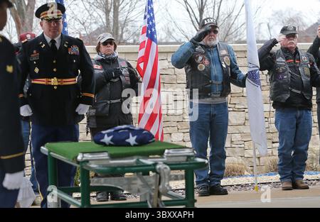 22. März 2018: St. Louis, MO, USA - Mitglieder der Patriot Guard grüßten am Ende der Gedenkfeier am Donnerstag, den 22. März 2018, den Hubschrauberpiloten Reginald Cleve für den Vietnamkrieg auf dem Jefferson Barracks National Cemetery. Reginald Cleves Hubschrauber wurde am 22. März 1971 abgeschossen. Seine Überreste wurden nie gefunden. (Foto: © J.B. Forbes/St Louis Post-Dispatch via ZUMA Press Wire) Stockfoto